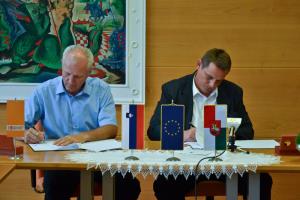 Bogomir Amon in mag. Marko Diaci med podpisom pogodbe